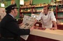 François Damiens derrière le bar