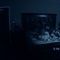 katie featherston et micah sloat regardant leur porte - Paranormal Activity 