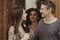 elsa zylberstein et antoines de caunes au premier plan