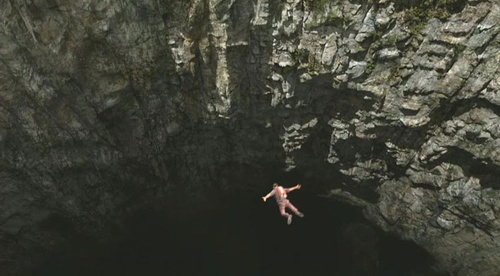 Saut dans la grotte