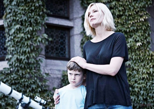 kirsten-dunst-et-un-garcon-jpg