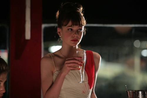 carey mulligan verre a la main