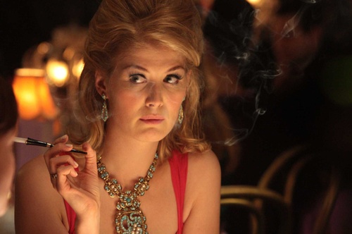 rosamund pike fumant