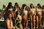 les filles animant la fete