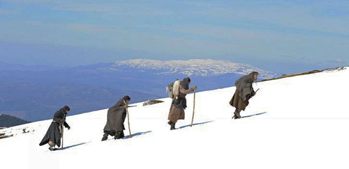 Colin Farrell et Jim Sturgess marchent dans la neige