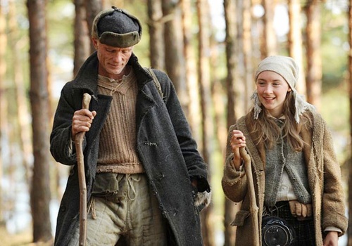 Ed Harris et Saoirse Ronan marchent dans la forêt
