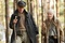 Ed Harris et Saoirse Ronan marchent dans la forêt