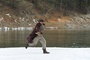 Jim Sturgess marche sur la neige