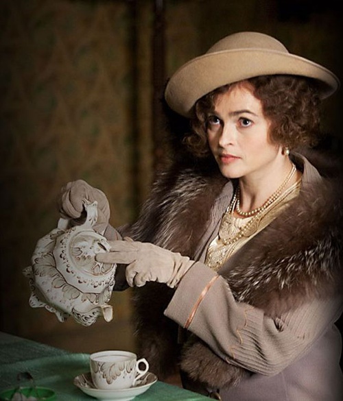 Helena Bonham Carter se sert du thé