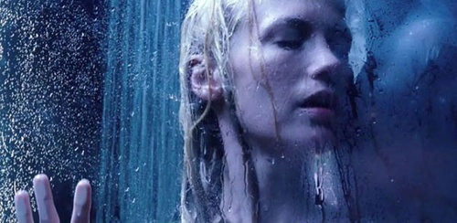 January Jones sous la douche