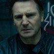 Liam neeson devant un graffiti