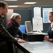 liam neeson et diane kruger prenant une valise