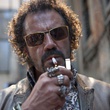 jos   garcia allumant sa cigarette