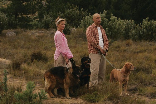 jessica haines et john malkovich promenant leur chien