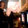 Danny Boyle devant l'écran de contrôle