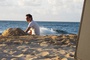 joaquin-phoenix-a-la-plage-jpg