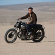 joaquin-phoenix-sur-sa-moto-jpg