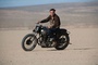 joaquin-phoenix-sur-sa-moto-jpg
