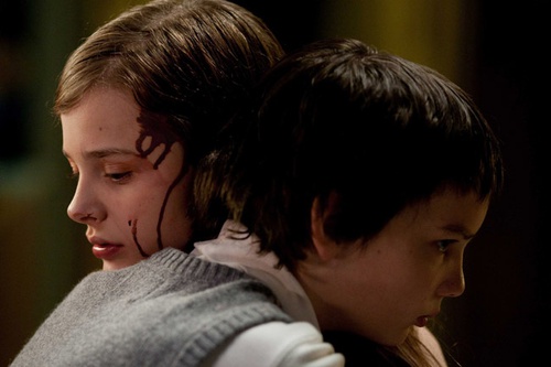 chloe moretz dans les bras de kodi smit mcphee