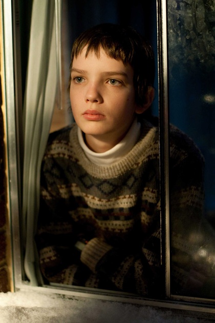 kodi smit mcphee regardant par la fenetre
