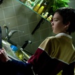 kodi smit mcphee tenant un couteau