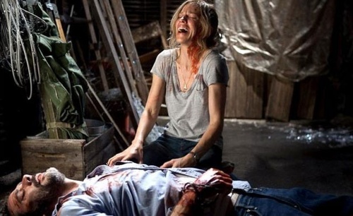 The Resident la femme pleure