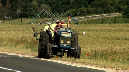 Tracteur dans Bernard ni Dieu ni chaussettes