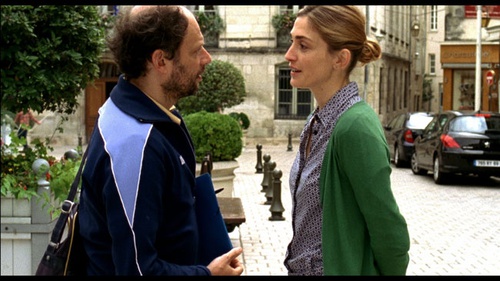 Denis Podalydès et Julie Gayet discuttent