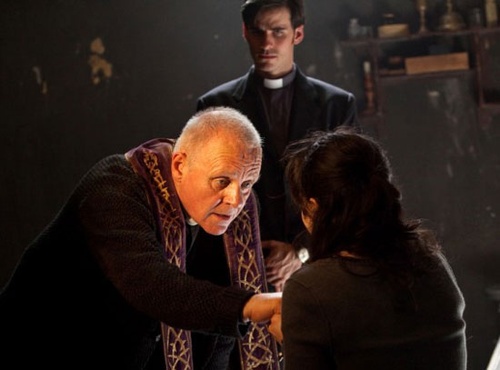 colin o donoghue au fond anthony hopkins