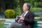 Fabrice Luchini assis sur un banc
