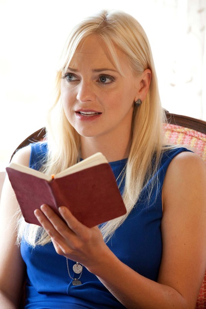 anna-faris-en-pleine-lecture-jpg