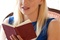 anna-faris-en-pleine-lecture-jpg