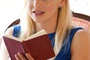 anna-faris-en-pleine-lecture-jpg