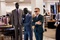 ryan-gosling-dans-un-magasin-jpg