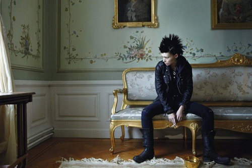 rooney-mara-sur-un-canape-jpg