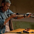 george clooney nettoyant son arme