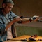 george clooney nettoyant son arme - The American 