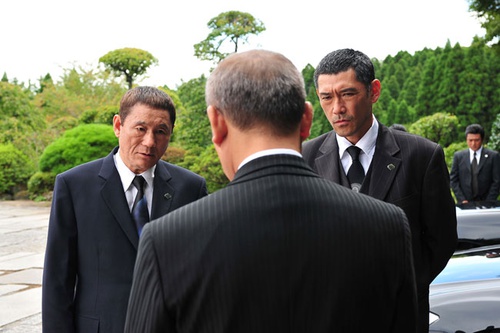 takeshi kitano a gauche