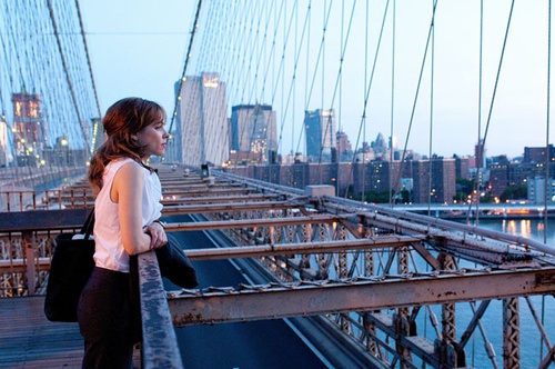 rachel mcadams sur un pont