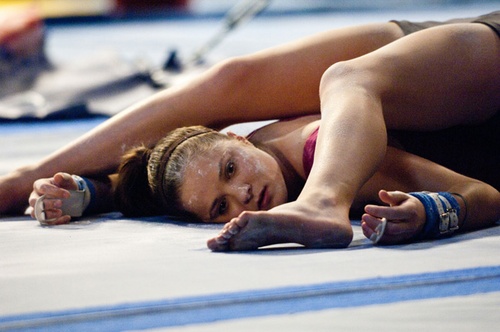 une-gymnaste-repliee-jpg