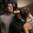 antonio-banderas-regardant-son-oeuvre-jpg