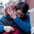 anne coesens serrant son fils fort