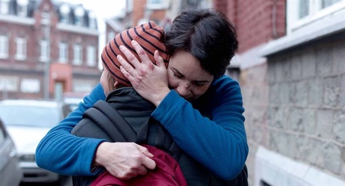 anne coesens serrant son fils fort