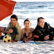 Caterina Murino, Jean Dujardin et Pascal Elbé sur la plage