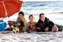Caterina Murino, Jean Dujardin et Pascal Elbé sur la plage