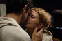les protagonistes s embrassant