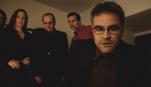 la famille de vampire devant un cadavre