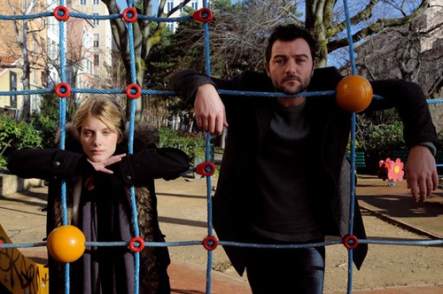 melanie-laurent-et-denis-menochet-dans-les-adoptes-jpg