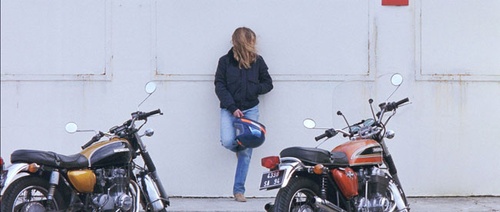 lea seydoux entre 2 motos