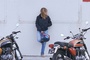 lea seydoux entre 2 motos